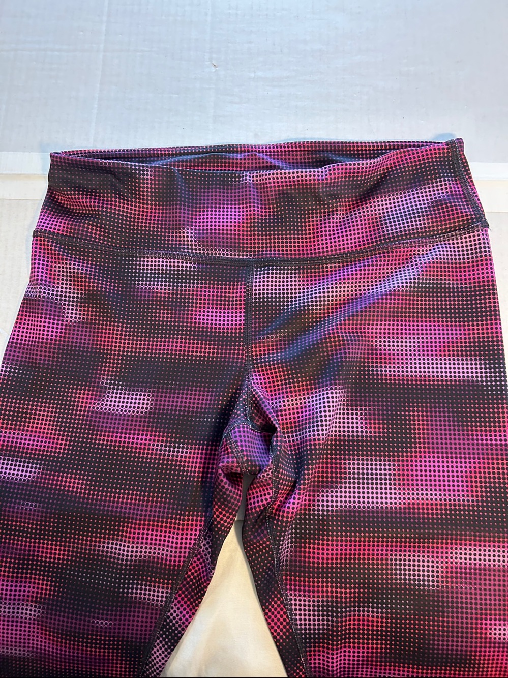 Reebok Pink & Black Dot Camouflage Pattern. Sz L